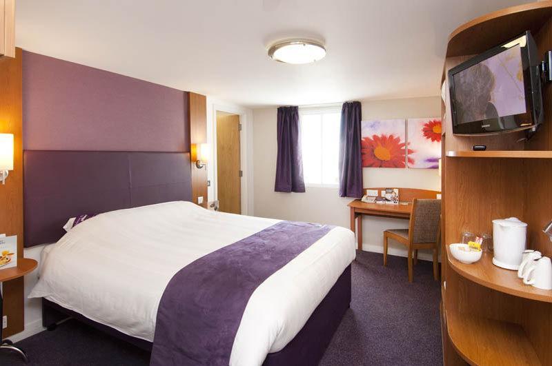 Premier Inn London Enfield Exterior photo